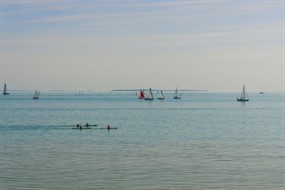 海上航行小帆船图片